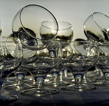 Amoncellement de verres en préparation d'une réception dans le parc - Ferrières - © Norbert Pousseur