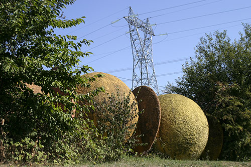 Mur d'enceinte de la centrale de répartition électrique de Torcy - © Norbert Pousseur