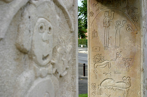 Gravures de la 'Porte de l'An 2000' à Torcy - © Norbert Pousseur