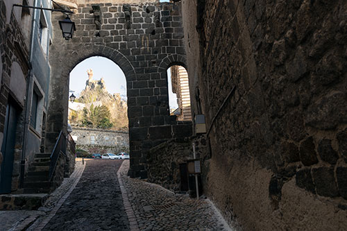 De jour, la Vierge monumentale sur le rocher Corneille du Puy en Velay - © Norbert Pousseur