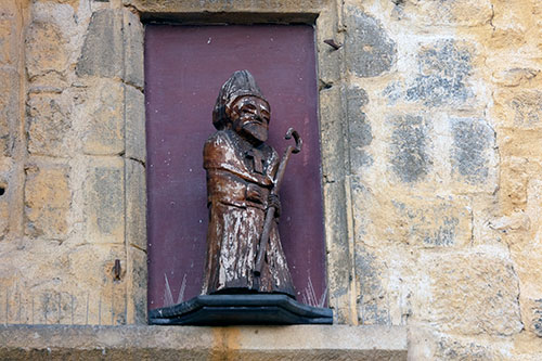 Statue d'évêque sur le mur d'une maison du Puy en Velay - © Norbert Pousseur