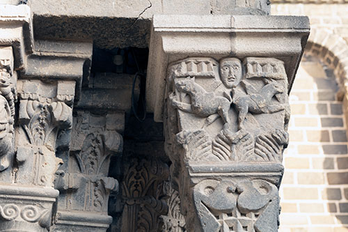 Griffons d'un chapiteau de la cathédrale du Puy en Velay - © Norbert Pousseur
