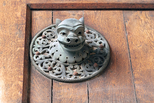 Tête de lion d'une porte de la cathédrale du Puy en Velay - © Norbert Pousseur