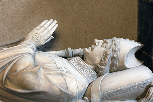 l'évêque Pierre le Breton en gisant dans la cathédrale du Puy en Velay - © Norbert Pousseur