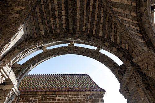 Toit bicolore et entrée de la cathédrale du Puy en Velay - © Norbert Pousseur