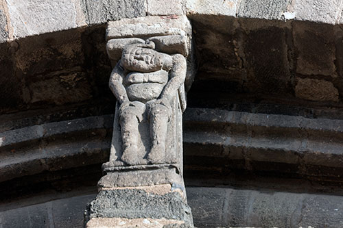 Homme écrasé par le poids d'une voute de la cathédrale du Puy en Velay - © Norbert Pousseur