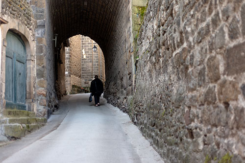 Rue vers le rocher Corneille du Puy en Velay - © Norbert Pousseur
