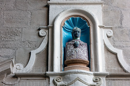 Statue de la vierge noire sur le mur d'une maison du Puy en Velay - © Norbert Pousseur