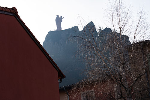 Des maisons du Puy en Velay, la Vierge  sur son rocher - © Norbert Pousseur