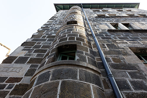 Façade en pierre de lave du Puy en Velay - © Norbert Pousseur