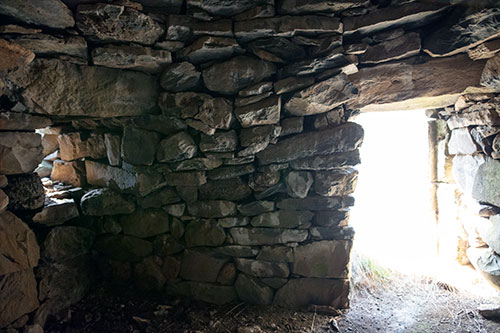 Porte et fenêtre de  borie, près du Puy en Velay - © Norbert Pousseur