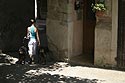 Ruelle et jeune fille aux chiens aux Arcs sur Argens - © Norbert Pousseur