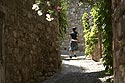 Jeune garçon dans ruelle des Arcs sur Argens - © Norbert Pousseur