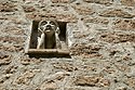 Visage sculpté à la fenêtre  aux Arcs sur Argens - © Norbert Pousseur