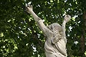 Statue aux bras levé devant l'église des Arcs sur Argens - © Norbert Pousseur