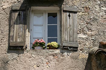 Fenêtre fleurie aux Arcs sur Argens - © Norbert Pousseur