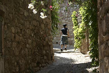 Jeune garçon dans ruelle des Arcs sur Argens - © Norbert Pousseur