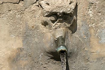 Visage effacé de fontaine aux Arcs sur Argens - © Norbert Pousseur