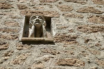 Visage sculpté à la fenêtre aux Arcs sur Argens - © Norbert Pousseur