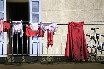 Terrasse et linge sêchant aux Arcs sur Argens - © Norbert Pousseur