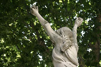 Statue aux bras levé devant l'église des Arcs sur Argens - © Norbert Pousseur