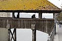 Passage par le pont - Lucerne en Suisse - © Norbert Pousseur