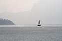 Voilier s'éloignant sur le lac des 4 cantons - Lucerne en Suisse - © Norbert Pousseur