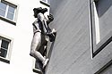 Statue féminine en angle de rue - Lucerne en Suisse - © Norbert Pousseur