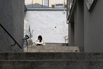 Assise en haut des escaliers - Lucerne en Suisse - © Norbert Pousseur