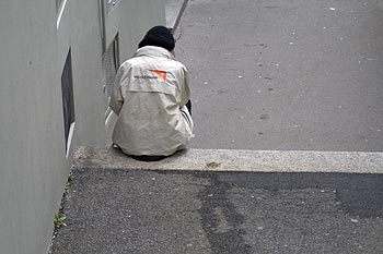 Jeune femme assise sur marche - Lucerne en Suisse - © Norbert Pousseur