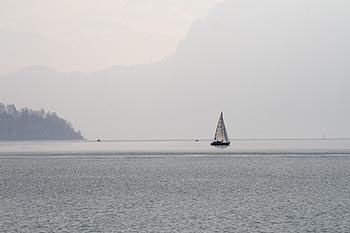 Voilier s'éloignant sur le lac des 4 cantons - Lucerne en Suisse - © Norbert Pousseur