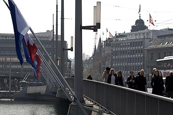 Pont arborant les drapeaux locaux - Lucerne en Suisse - © Norbert Pousseur