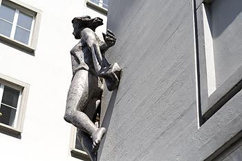 Statue féminine en angle de rues - Lucerne en Suisse - © Norbert Pousseur
