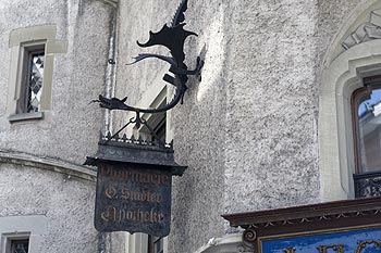 Dragon porteur d'enseigne de pharmacie - Lucerne en Suisse - © Norbert Pousseur