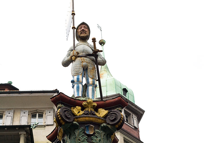 A Lucerne, statue de soldat brandissant son étendard - © Norbert Pousseur