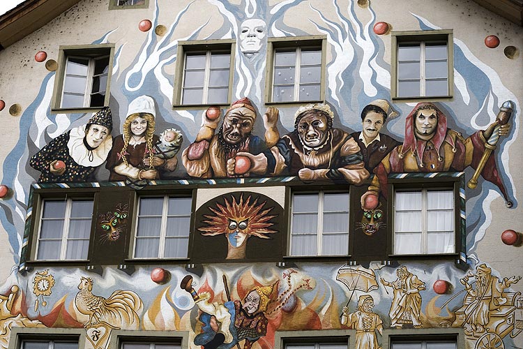 A Lucerne, les masques de carnaval décorant une façade - © Norbert Pousseur