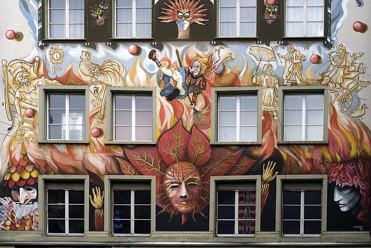 A Lucerne, façade aux masques  - © Norbert Pousseur