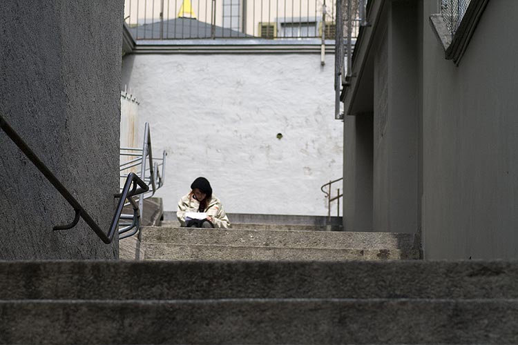 Jeune fille assise en haut des escaliers - © Norbert Pousseur