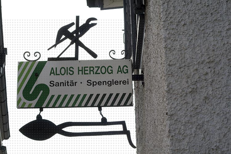 A Lucerne, enseigne contemporaine de sanitaire  - © Norbert Pousseur