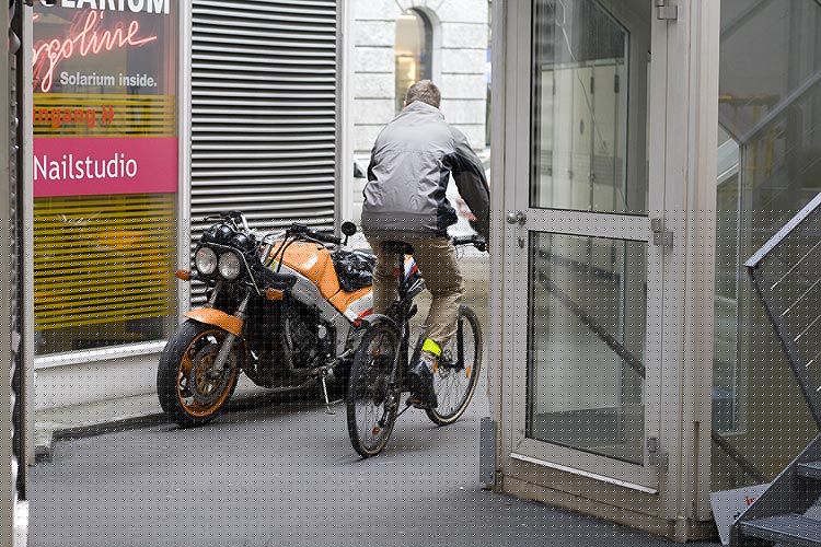 A Lucerne, passage pour 2 roues, vélo et moto -  © Norbert Pousseur - © Norbert Pousseur