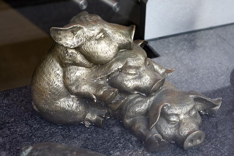 A Lucerne, cochonnets argentés dans vitrine de boucher - © Norbert Pousseur