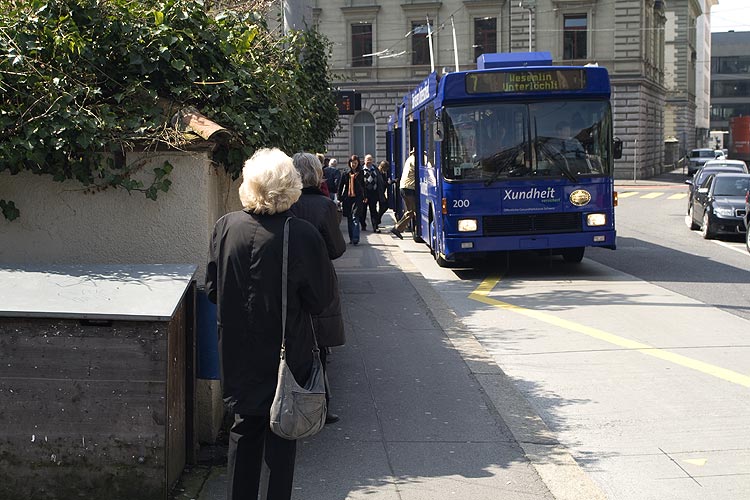 A Lucerne, bus bleu  - © Norbert Pousseur