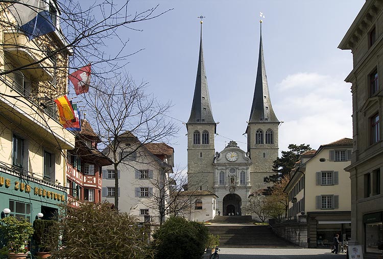 A Lucerne,  l'église St Léger et ses deux clochers - © Norbert Pousseur