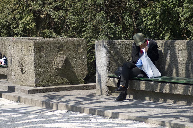 Repas sur un banc public - © Norbert Pousseur