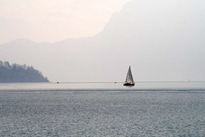 Imagette : Voilier s'éloignant sur le lac des 4 cantons - Lucerne en Suisse - © Norbert Pousseur