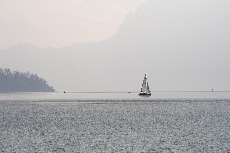 Voilier s'éloignant sur le lac des 4 cantons - Lucerne en Suisse - © Norbert Pousseur