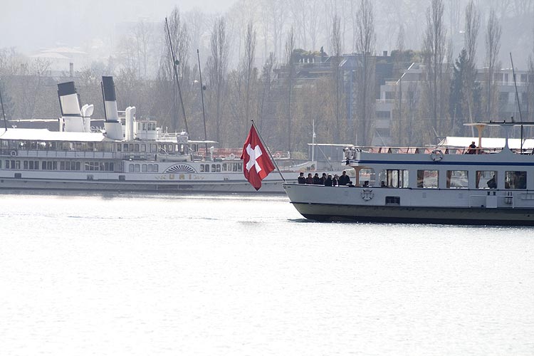 Bateau de passagers rentrant au port de Lucerne - © Norbert Pousseur