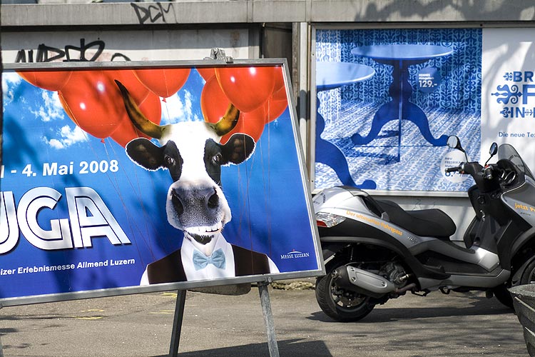 A Lucerne, affiches en bleu - © Norbert Pousseur