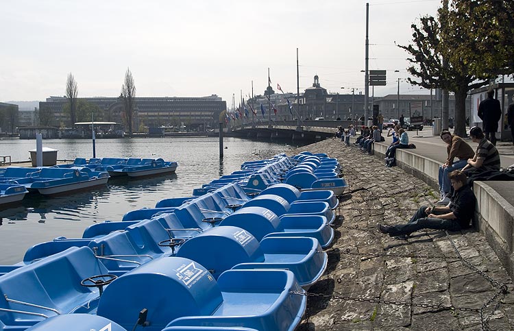 Bateaux à pédaliers en plastique bleu à Lucerne - © Norbert Pousseur