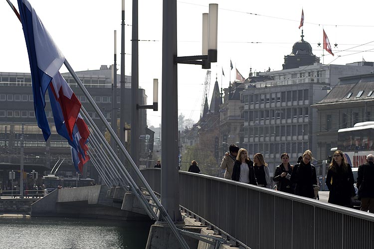 Pont Seebrücke arborant les drapeaux locaux à Lucerne - © Norbert Pousseur